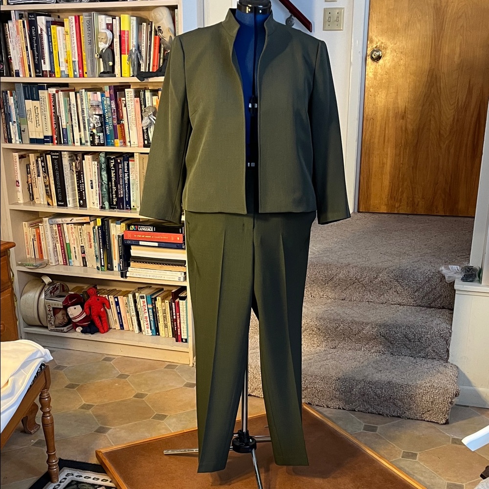 Beautifully tailored Kasper pantsuit. Olive green. Never worn. Size 14